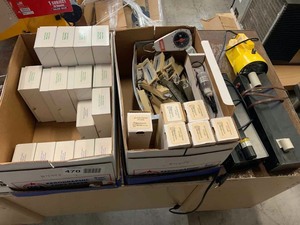 lot 470 image: Science (2)Spectrum Tube Power Supply, Electrodes, Newton Scales, Pressure Sensors, pH Amplifier, Force Probes, Etc.