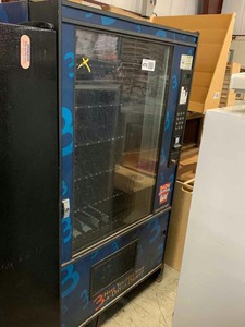 lot 475 image: Snack Vending Machine