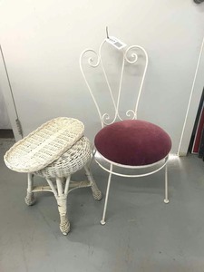 lot 517 image: Vintage Wrought Iron Metal Vanity Chair, Wicker Stool, Wicker Tray