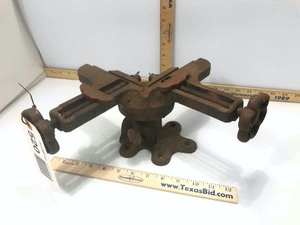lot 520 image: Antique Stanley #400, 90 Degree Clamp