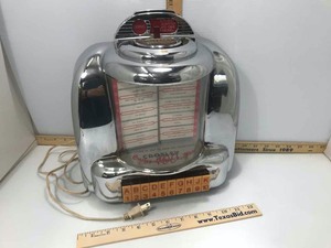 lot 522 image: Crosley CR-9 Selectomatic Radio & Cassette Player