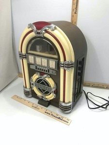 lot 523 image: Crosley CR-11 Electric Radio