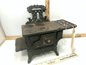 lot 525 image: Vintage Cast Iron & Tin Crescent Cast Iron Minature Toy Stove, Made in USA