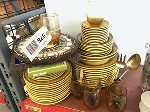 lot 578 image: Groovy Gold Dish Set, Franciscan Earthenware and Drinking Glasses