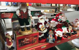 lot 610 image: Santas