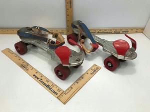 lot 612 image: Vintage Shoe Skates Jet Set by Globe Skate Corp.