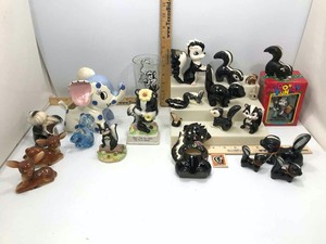 lot 640 image: Figurines Skunks, Aardvark, Elephant, Fawns, Skunk Wall Pocket