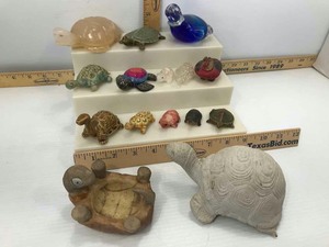 lot 738 image: Turtle Figurines