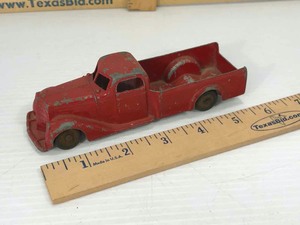 lot 810 image: Antique Toy Tootsietoy Red Metal Farm Truck