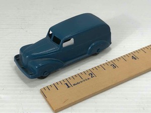 lot 812 image: Antique Toy Tootsietoy Blue Delivery Truck