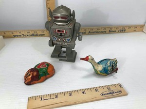 lot 817 image: (3) TinToys Yone 4 Lion, Goose, MTU Korea Robot