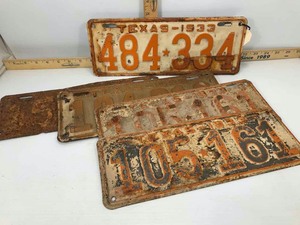 lot 835 image: (5) 1933 Texas License Plates 1 Pair, 3 Others