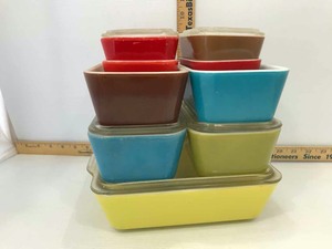 lot 882 image: Vintage Pyrex Food Storage Containers