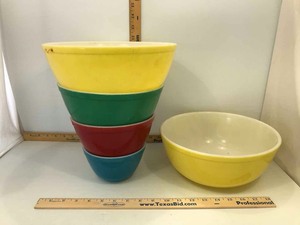 lot 883 image: (5) Vintage Pyrex Mixing Bowls