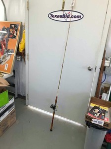 lot 885 image: Vintage Fishing Rod True Temper 8860 Bay Bridge with Penn Peerless No. 9