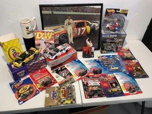 lot 901 image: Racing Collectibles Darrel Waltrip
