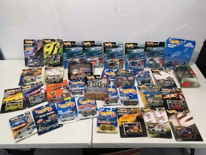 lot 903 image: Hotwheels Cars & Helicopters