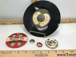 lot 913 image: (4) PinsButtons Beatles