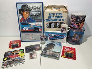 lot 922 image: Racing Collectibles Richard Petty
