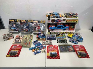 lot 924 image: Racing Collectibles Richard Petty