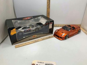 lot 927 image: (2) 118 Scale Die Cast Muscle Machines 2004 Nissan 350Z and Maisto Mercedes CLK LM