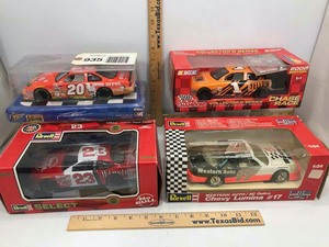 lot 935 image: (4) 124 Scale Die Cast Cars