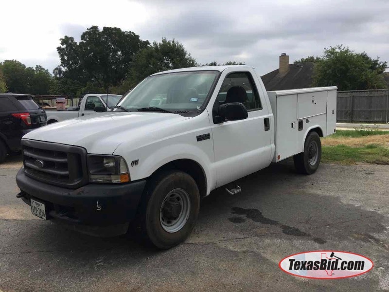 lot 6 image: Truck  2002 Ford F-250 with Reading Service Bed and lift gate  (vin  1FDNF20L02EB44207)