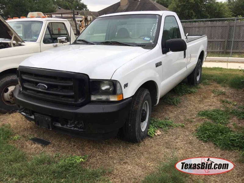 lot 9 image: Truck  2002 Ford F-250 Pickup, v8, not running has electricial or wiring issues.  (vin  1FTNF20L82EB47876)