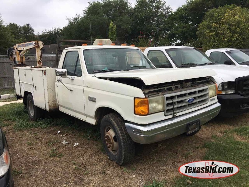 lot 10 image: Truck  1989 Ford F-350 Diesel with Crane and Service Bed, odometer reads 88,220 (but unknown if true).  (vin  1FDJF37M1KNB03507)