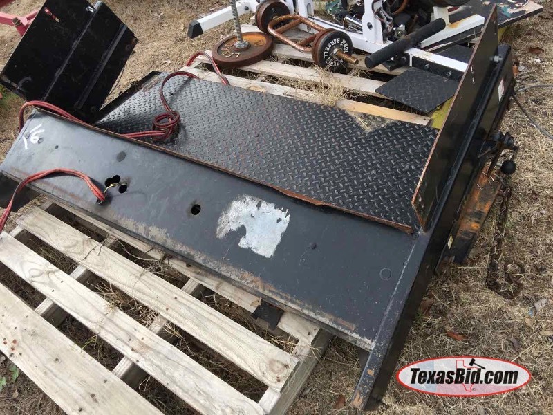 lot 16 image: Lift Gate  Tommy Lift, unknown condition