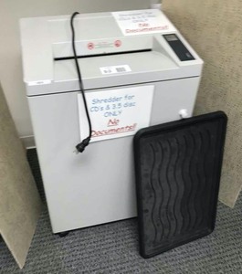 lot 53 image: Commercial Shredder Ideal Destroy it, CD & Disc, Model 4002 shreddser