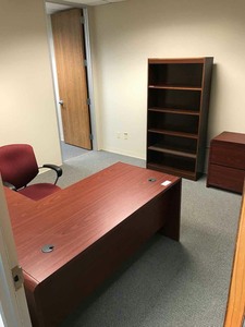 lot 89 image: Desk wreturn, chair, 2-drawer file and bookcase