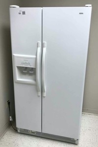 lot 95 image: Kenmore Cold Spot RefrigeratorFreezer Side by Side with IceWater in door, Model 10659422081, 25.4 cuft.