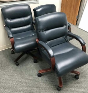 lot 117 image: (3) Blue Office Chairs