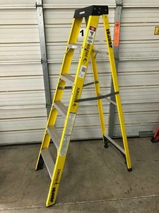 lot 11 image: Husky 6 Ft. Folding Step Ladder 275# Cap.