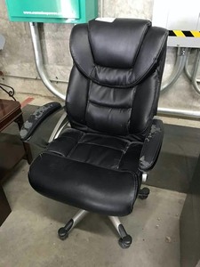 lot 24 image: Black Office Chair for Deer Blind (arms have damage)