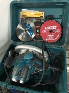 lot 61 image: Makita 7-14 Inch Circular Saw, Model 5007MG, with Case