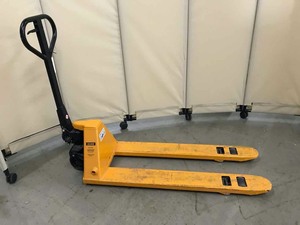 lot 261 image: Uline H-1193 Pallet Jack, narrow fork, 5,500 pound capacity