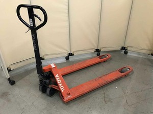 lot 279 image: Toyota Pallet Jack, 5,600 capacity