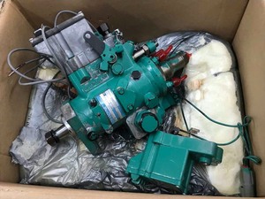 lot 352 image: Stanadyne L6DB4429-5895 Fuel Injection Pump for 4 cyl Cummins diesel (needs rebuilding)