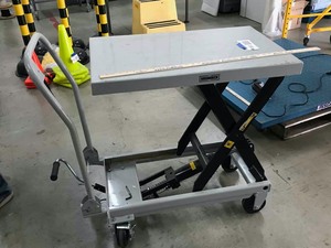 lot 382 image: Roughneck Hydraulic Lift CartTable, 1,000 pound capacity