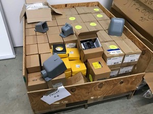 lot 400 image: Pallet  Breakers, 16a, 32A, 600v 125A case circuit