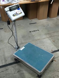 lot 432 image: Uline Deluxe Platform Scale - 1,320 lbs x .2 lb