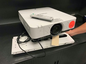 lot 499 image: Sony Data Projector Model VPL-FX30, ceiling mount, with Remote (3000 lumen)