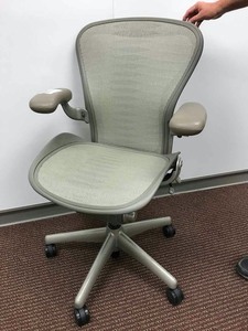 lot 509 image: Herman Miller Chair, Model AE123AWB (2 dot, size B, medium)