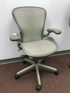 lot 510 image: Herman Miller Chair, Model AE123AWB (2 dot, size B, medium)