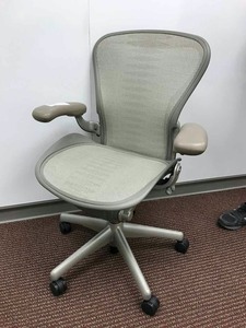 lot 517 image: Herman Miller Chair, Model AE123AWB (2 dot, size B, medium)
