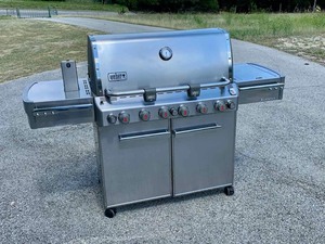 lot 590 image: Weber Summit S-670 propane Grill with Infrared Rotisserie and Sear Station