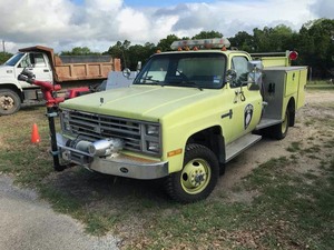 lot 582 image: 1988 Chevrolet Fire Truck 30 Custom-Deluxe, Diesel  (1GBJV34J8JJ104178)