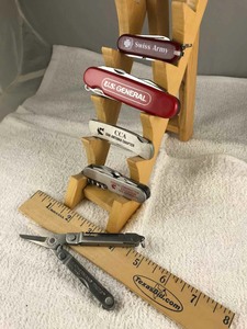 lot 776 image: (4) Pocket Knives and (1) Leatherman Micra